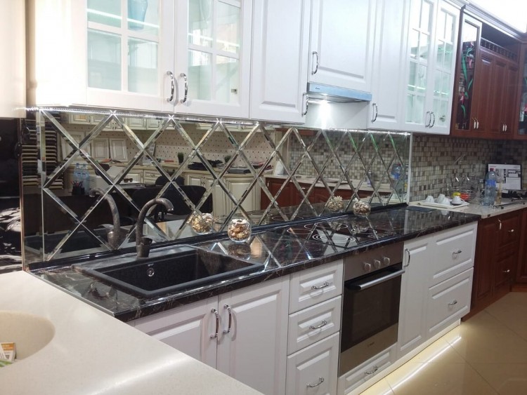 Mirror backsplash in the kitchen made of mirror tiles